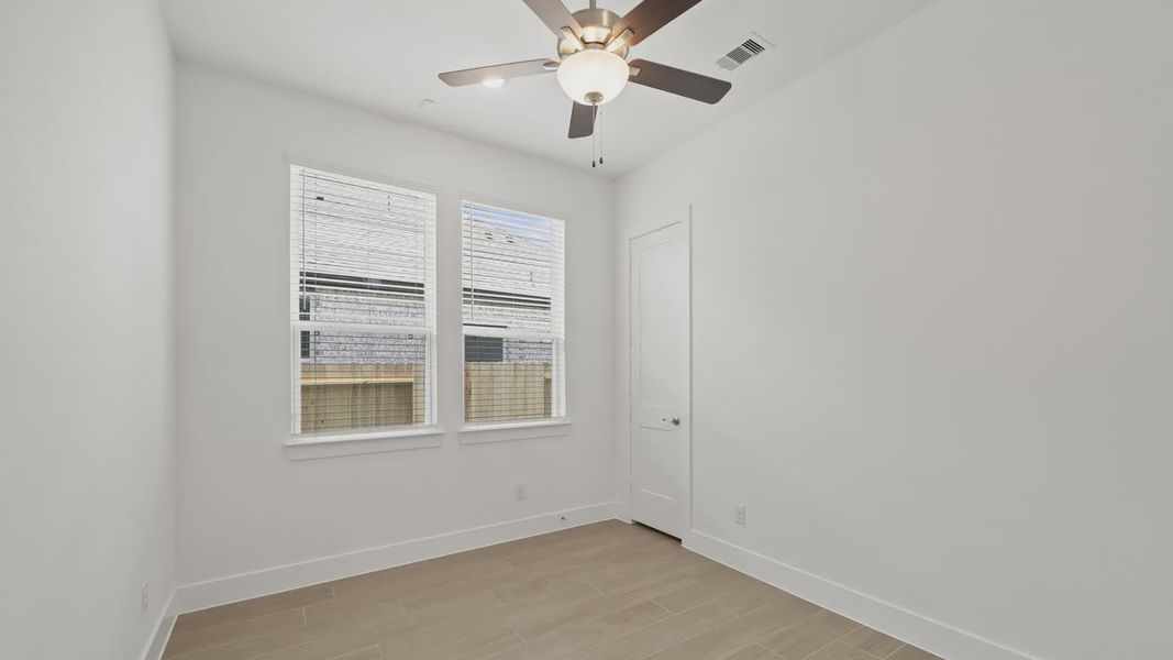 Spacious, unfurnished interior of a new home in Sienna 45', Missouri City (Image 23).
