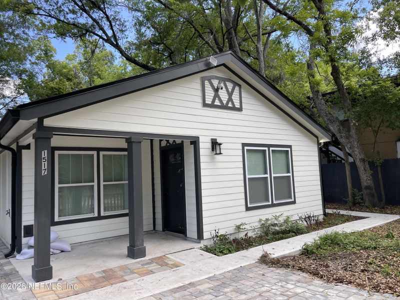 Exterior details and patio area of a home in , Jacksonville (Image 3).