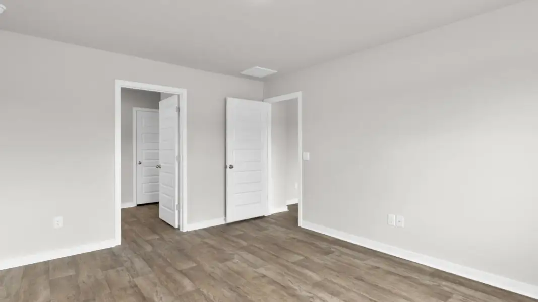 Spacious, unfurnished interior of a new home in Vineyard Trail, Jacksonville (Image 15).