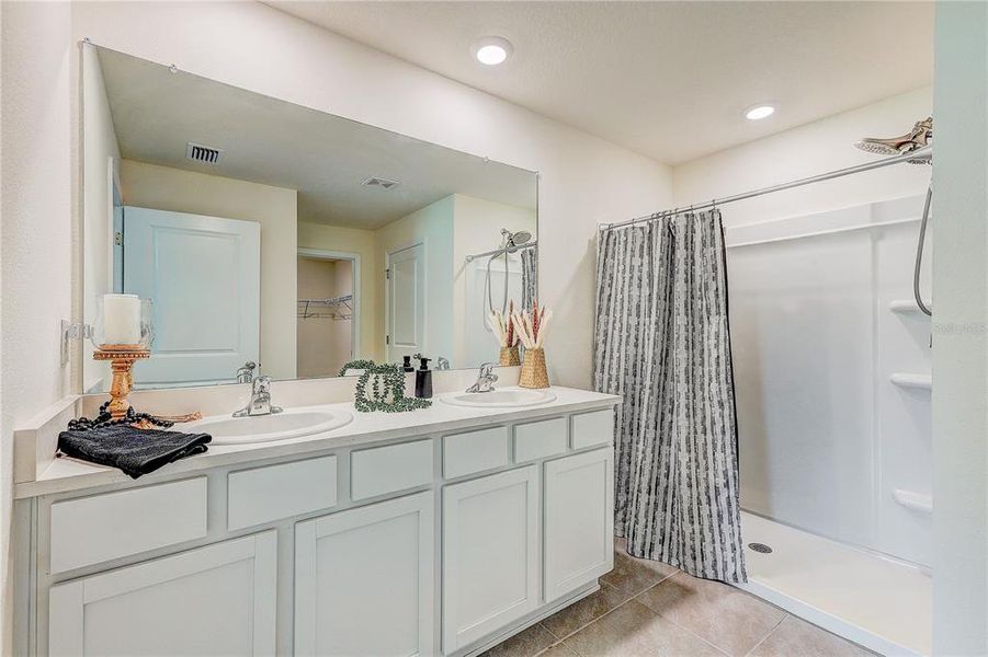 Furnished interior view inside a new home in , Spring Hill (Image 35).