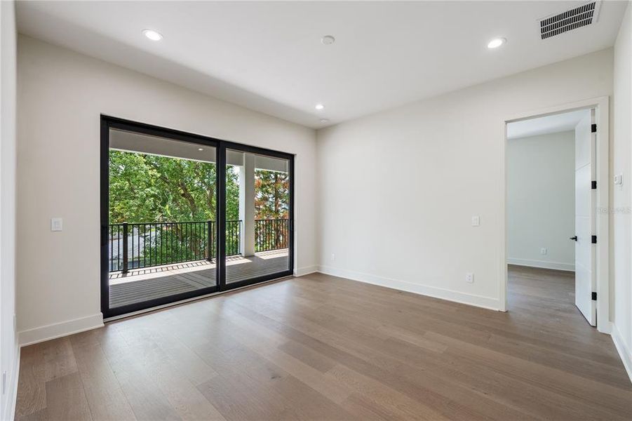 Spacious, unfurnished interior of a new home in , Orlando (Image 46).