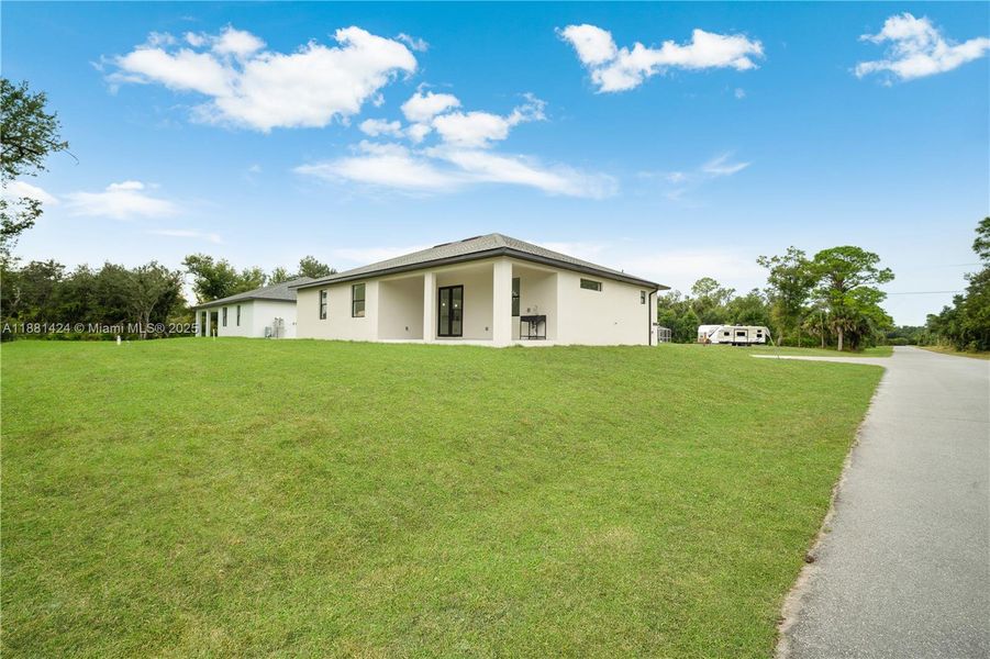 Exterior details and patio area of a home in , Port Charlotte (Image 3).