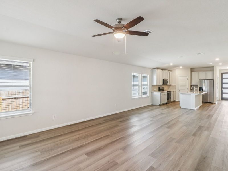 Spacious, unfurnished interior of a new home in Sagebrooke - Premier Series, San Antonio (Image 12).