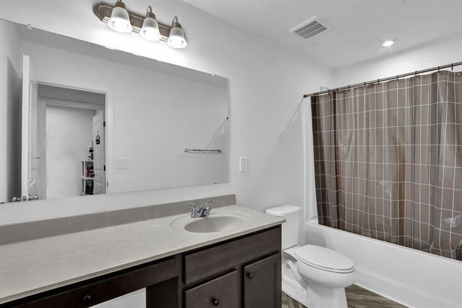 Furnished interior view inside a new home in Sweetbay Farm, Lawrenceville (Image 18).