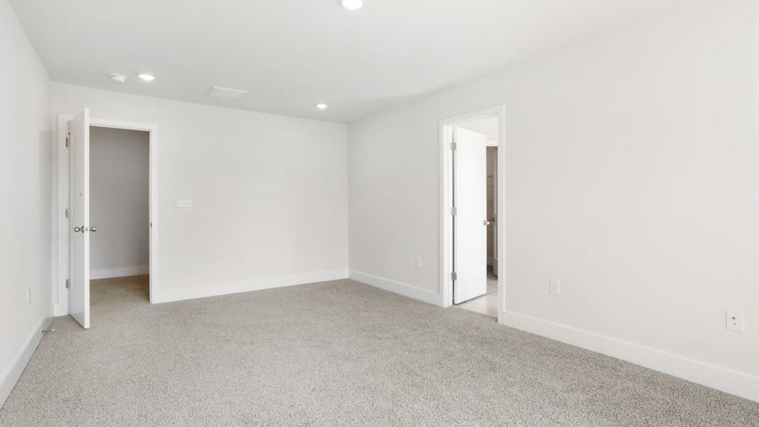 Spacious, unfurnished interior of a new home in Ken's Crossing, Moore (Image 30).