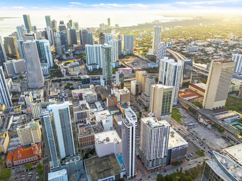 Condo located in Miami, FL showcasing its design and architecture (Image 30).