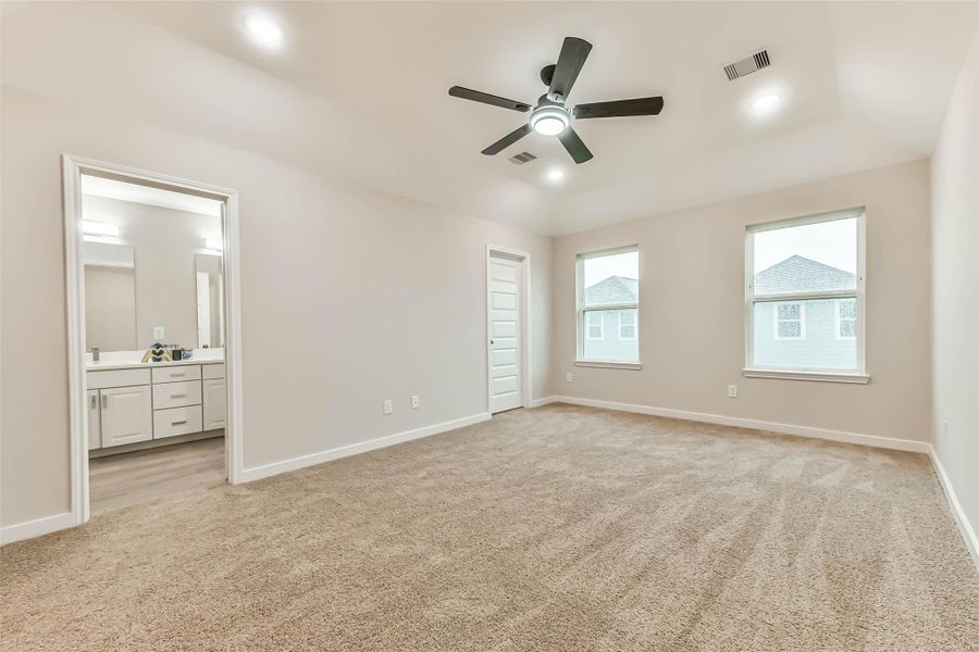 Spacious, unfurnished interior of a new home in , Missouri City (Image 29).