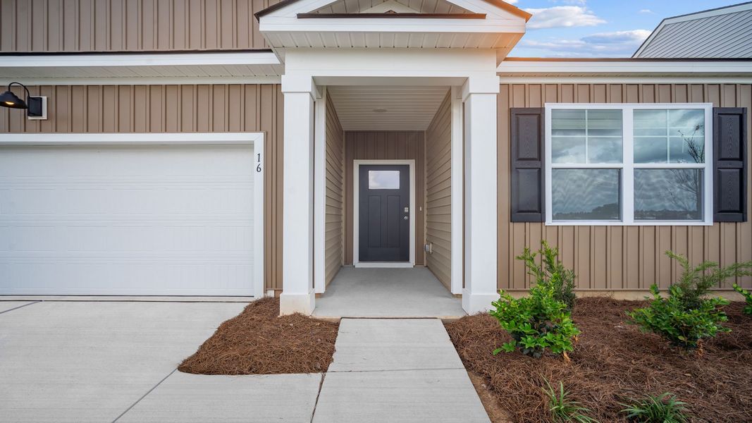 Exterior details and patio area of a home in Rice Hope, Port Wentworth (Image 3).