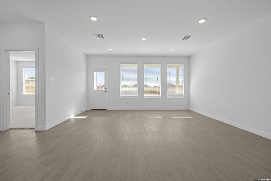 Spacious, unfurnished interior of a new home in Voss Farms, New Braunfels (Image 20).