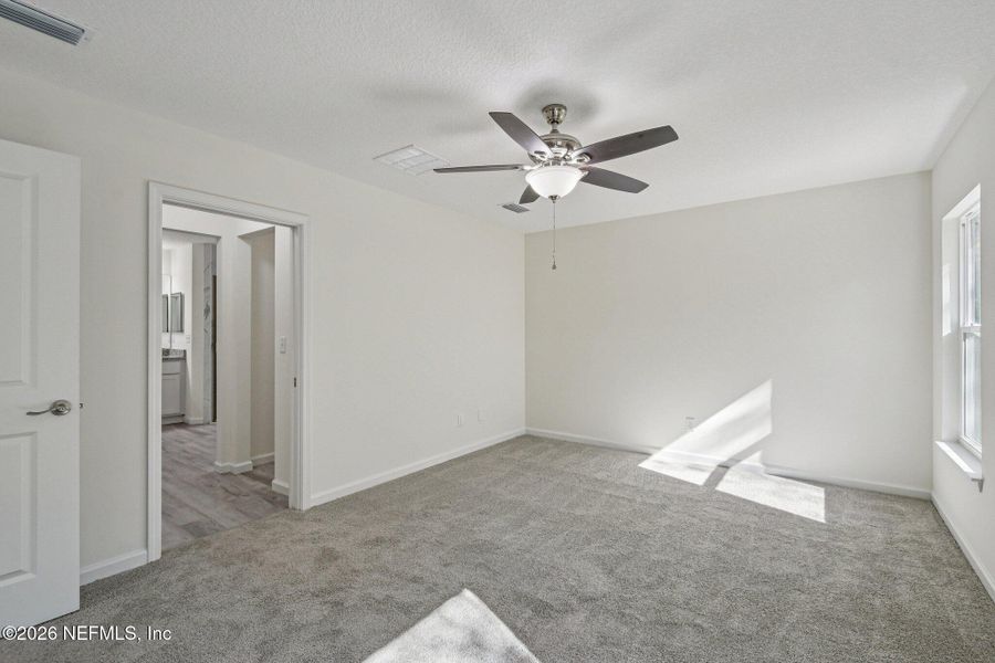 Spacious, unfurnished interior of a new home in , Middleburg (Image 53).