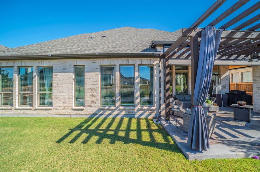 Exterior details and patio area of a home in Bridgewater 60', Midlothian (Image 2).