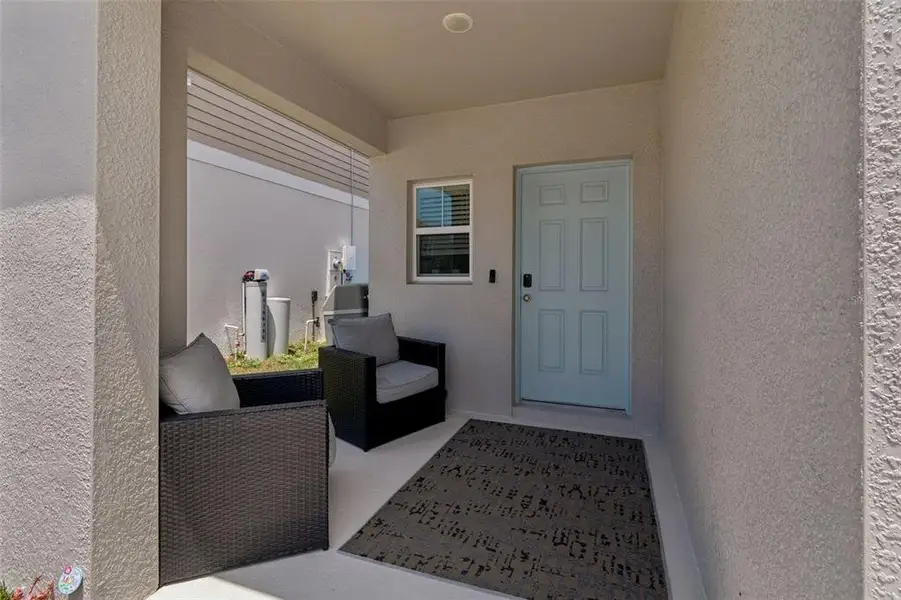 Exterior details and patio area of a home in , Haines City (Image 3).