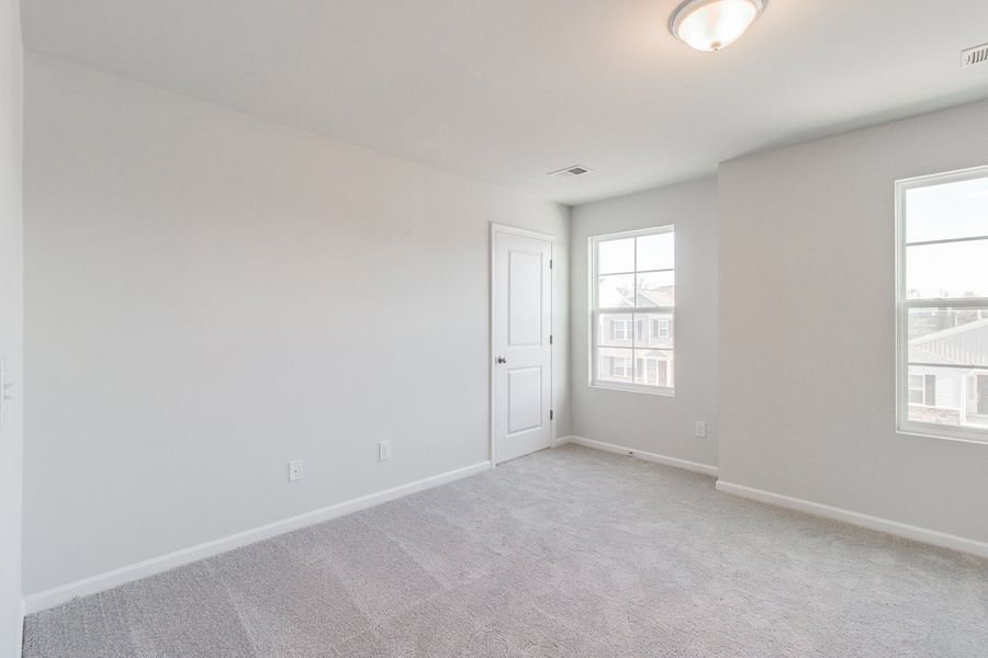 Spacious, unfurnished interior of a new home in Winston Point, Gilbert (Image 28).