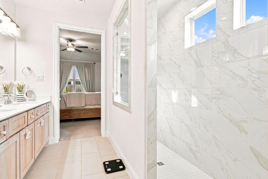 Furnished interior view inside a new home in Sienna 40', Missouri City (Image 42).