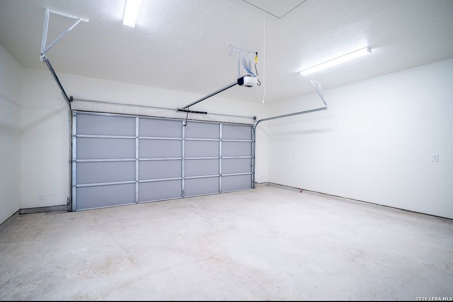 Spacious, unfurnished interior of a new home in , La Vernia (Image 20).