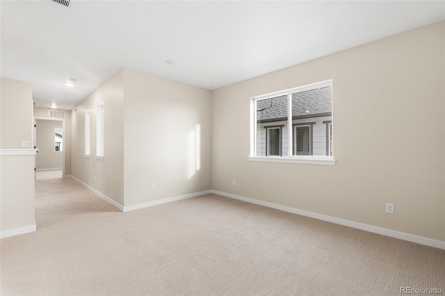 Spacious, unfurnished interior of a new home in Barefoot Village, Longmont (Image 19).