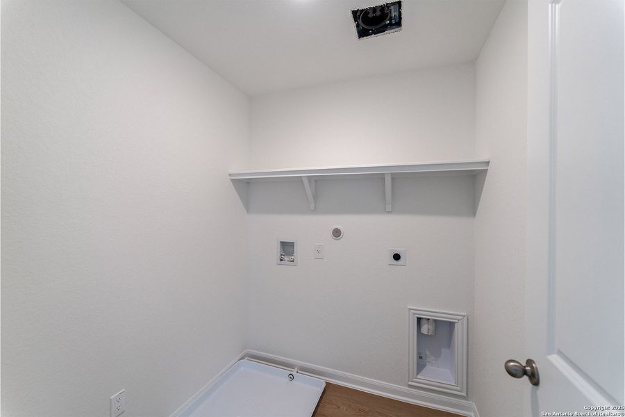 Spacious, unfurnished interior of a new home in Willow View, Converse (Image 15).