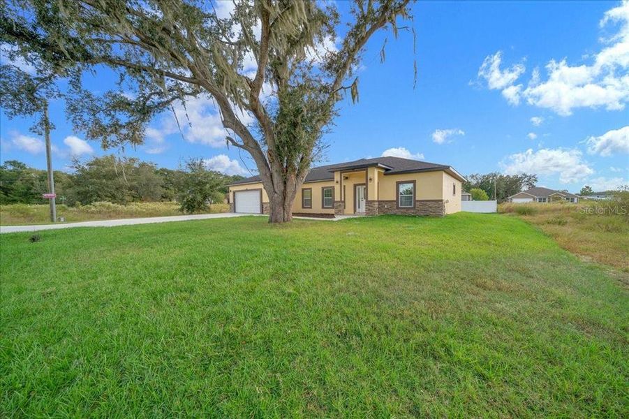 Exterior details and patio area of a home in , Dunnellon (Image 27). Exterior details and patio area of a home in , Dunnellon (Image 27).