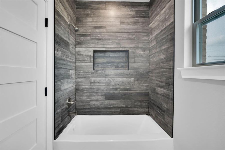 Bathroom with tiled shower / bath