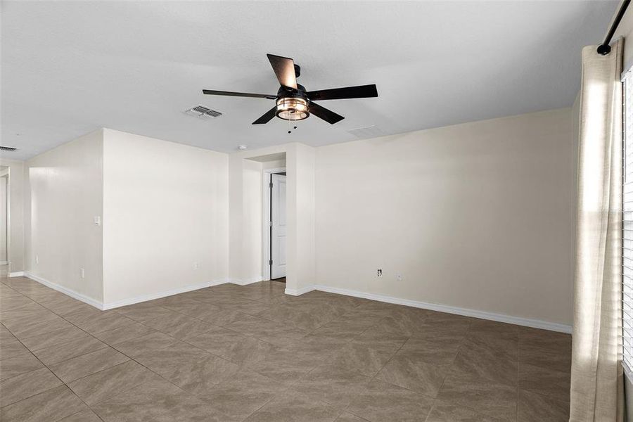 Spacious, unfurnished interior of a new home in Pine Creek, Spring Hill (Image 18).