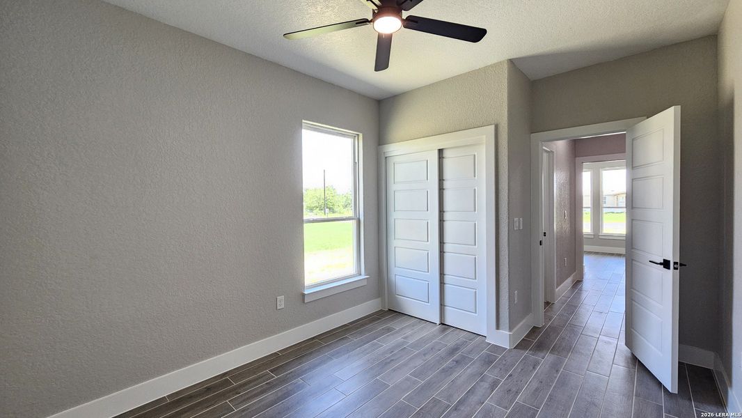 Spacious, unfurnished interior of a new home in , Atascosa (Image 30).