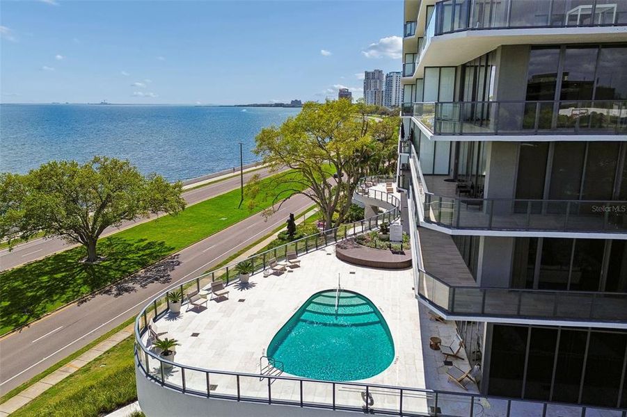 Condo located in Tampa, FL showcasing its design and architecture (Image 32).