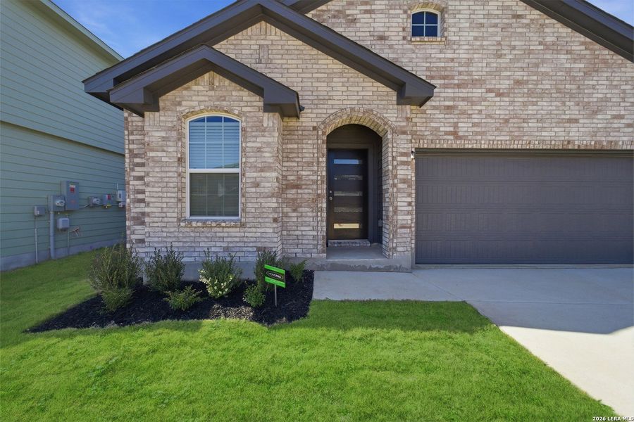 Exterior details and patio area of a home in Laurel Vistas, San Antonio (Image 4).