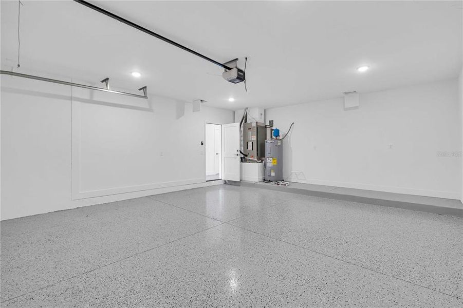 Spacious, unfurnished interior of a new home in , Tampa (Image 18).