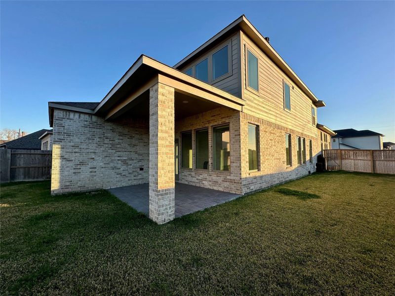 Exterior details and patio area of a home in Sienna, Missouri City (Image 19).
