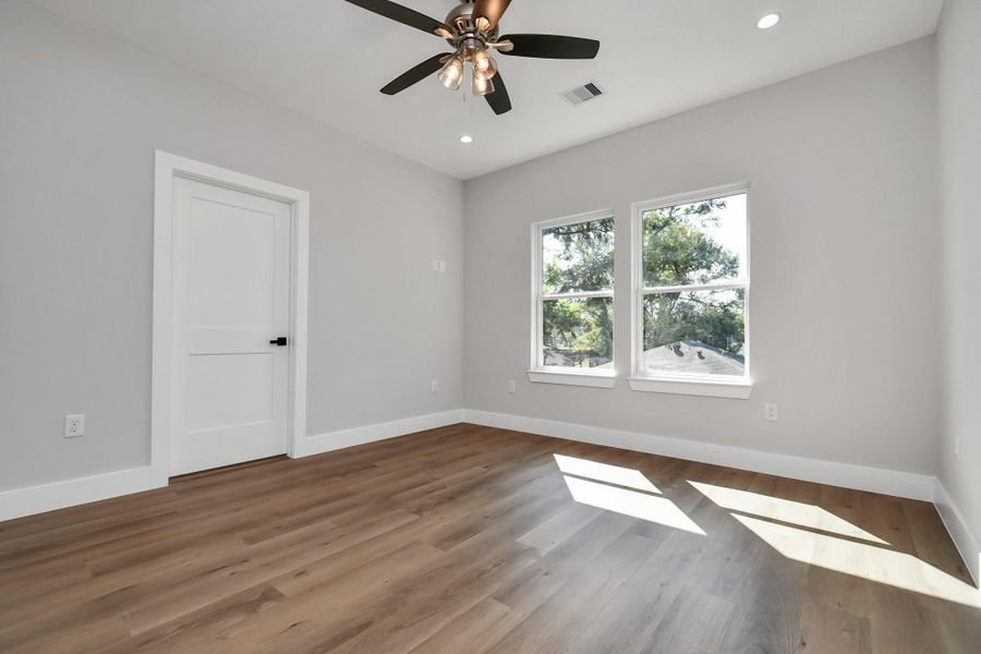 Spacious, unfurnished interior of a new home in , Houston (Image 24).