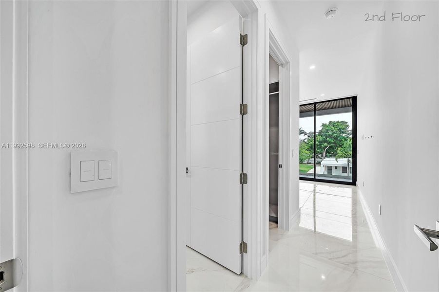 Spacious, unfurnished interior of a new home in , Key Largo (Image 67).