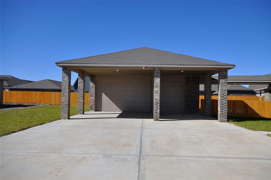 3 Car porte cochère and a 6 car garage. 3 Car porte cochère and a 6 car garage.