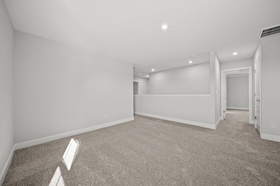 Spacious, unfurnished interior of a new home in Fox Hollow, Spartanburg (Image 15).