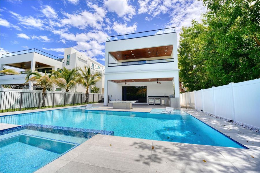Exterior details and patio area of a home in , Fort Lauderdale (Image 34).