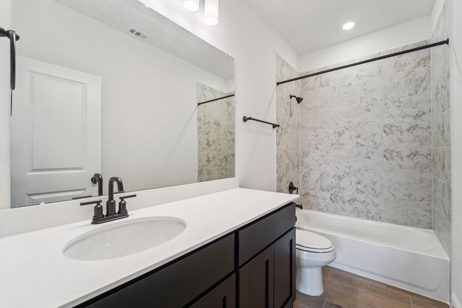 Furnished interior view inside a new home in Evergreen 40', Conroe (Image 9).
