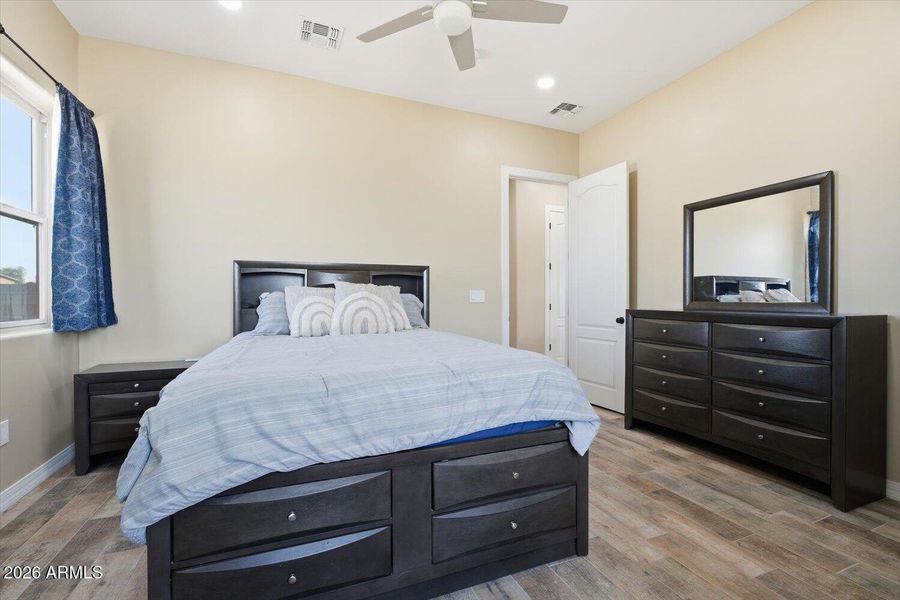 28-Bedroom1_1 28-Bedroom1_1