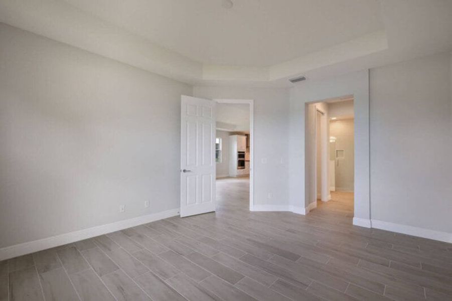 Spacious, unfurnished interior of a new home in Reflection Villas at Watercolor Place, Bradenton (Image 13).