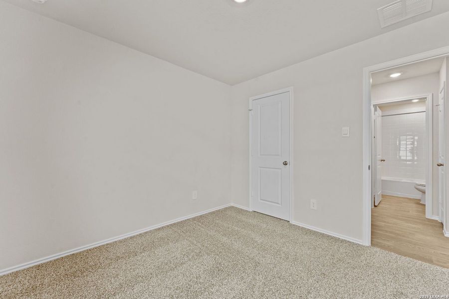 Spacious, unfurnished interior of a new home in Bollinger, Uhland (Image 20).