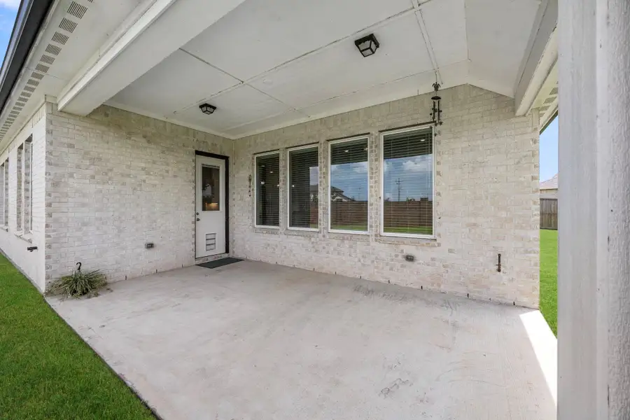 Exterior details and patio area of a home in , Santa Fe (Image 4).