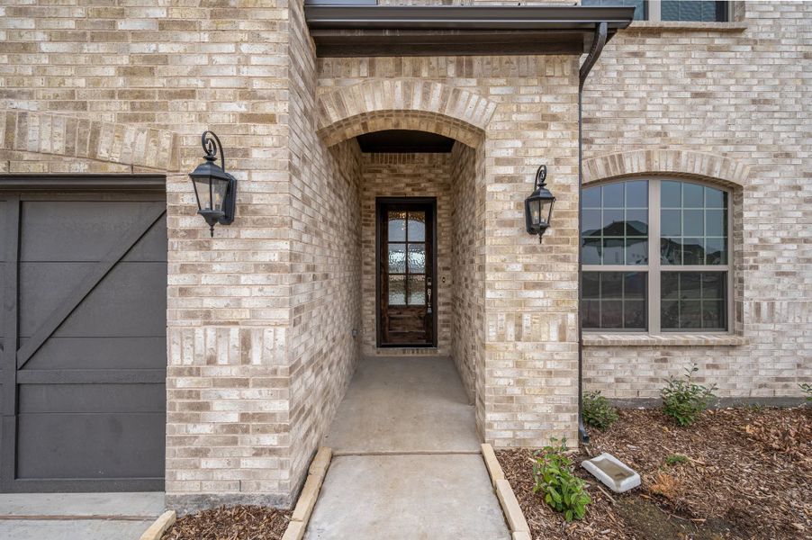 Exterior details of a home in Meadow Vista, Anna (Image 3).