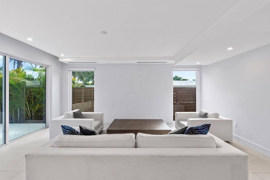 FAMILY_ROOM_STRAIGHT_DT