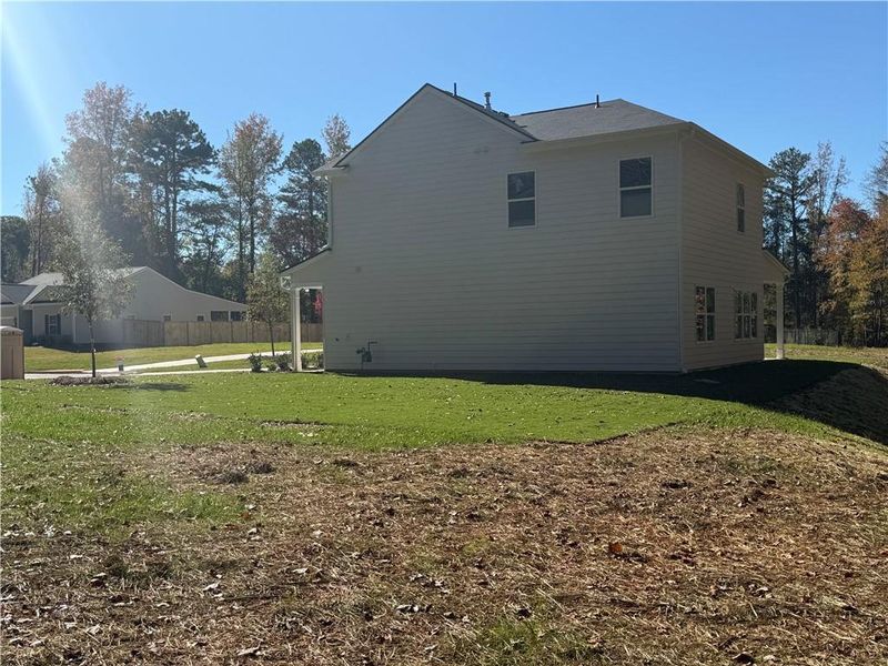 Exterior details and patio area of a home in Sweetlake Grove, Mableton (Image 3).