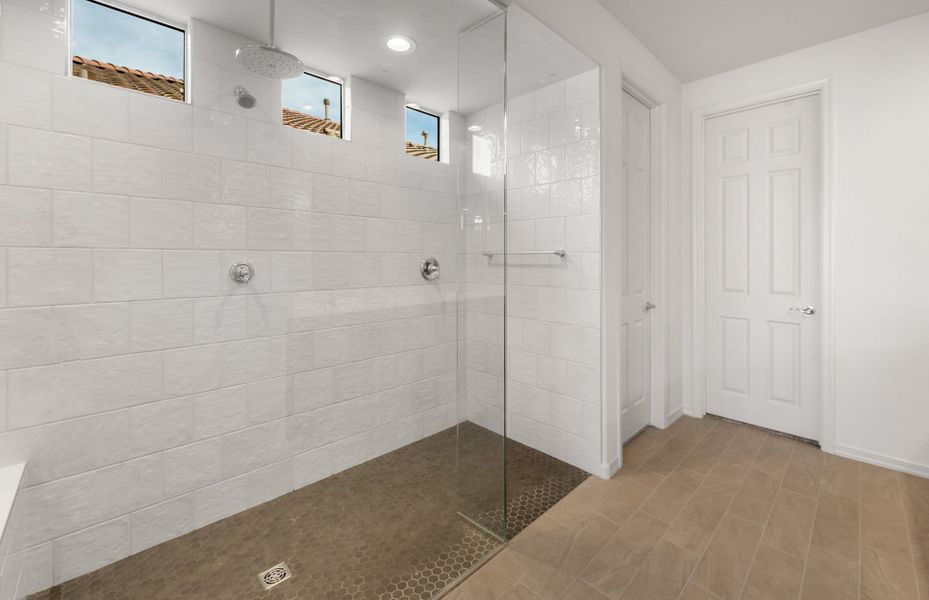 Spacious, unfurnished interior of a new home in Allen Ranches, Litchfield Park (Image 16).