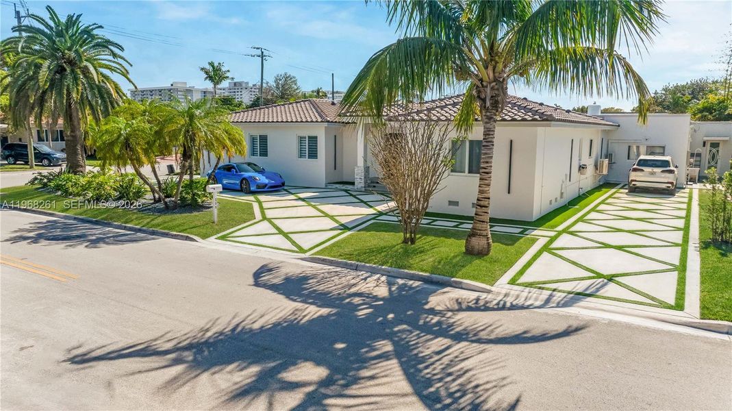 Community amenities in , Surfside (Image 39).