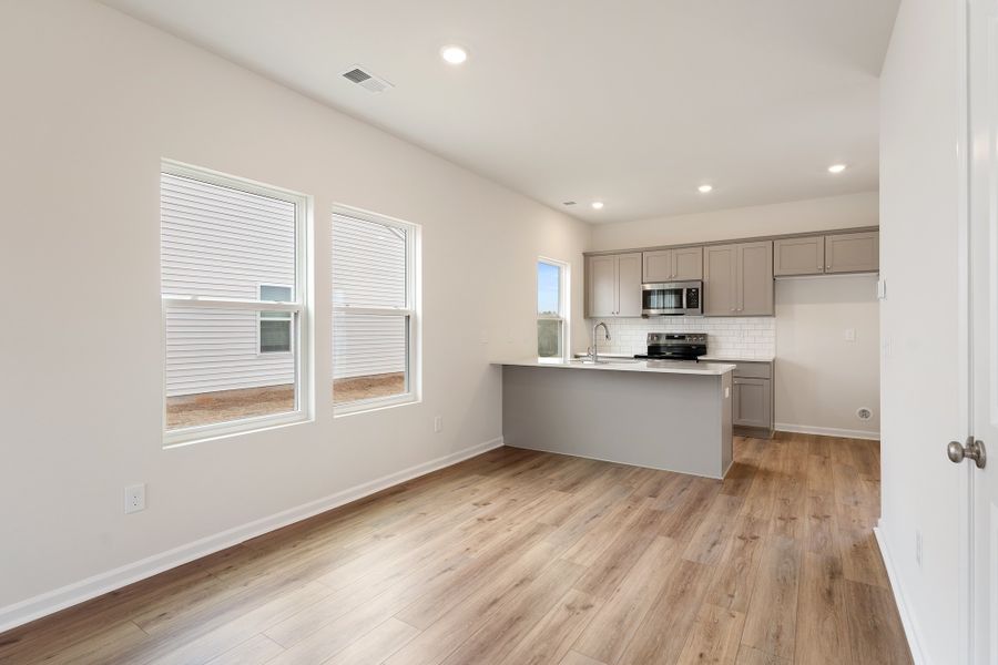 Spacious, unfurnished interior of a new home in Tucker Ridge, Pendleton (Image 15).