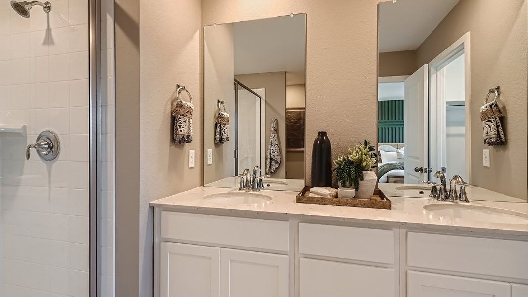 1851 Aviator Owner Bath 1of2 F2