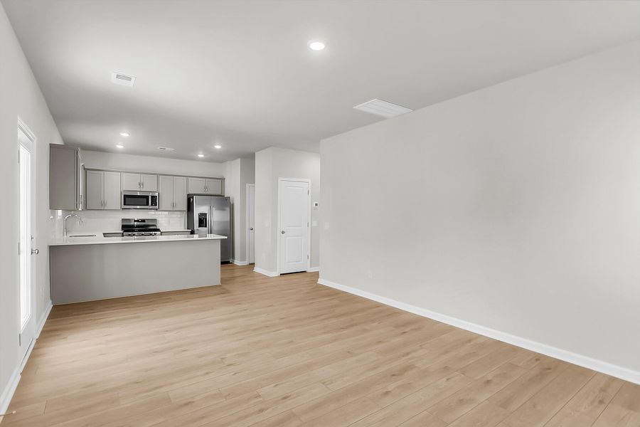 Spacious, unfurnished interior of a new home in Six Oaks, Summerville (Image 31).