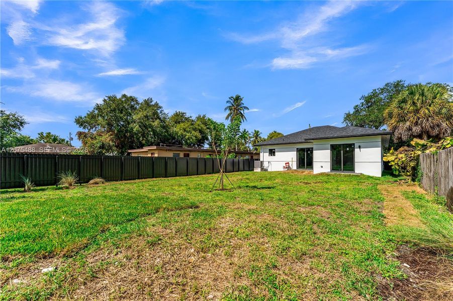 Exterior details and patio area of a home in , Fort Lauderdale (Image 29).