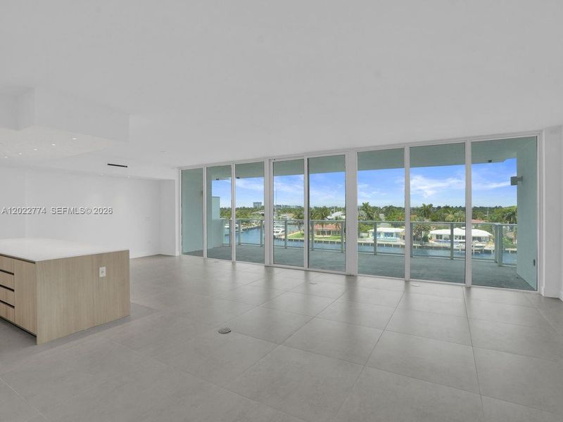 Spacious, unfurnished interior of a new home in , Pompano Beach (Image 40).