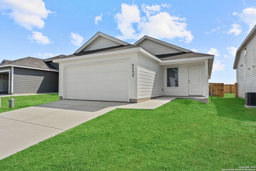 Exterior details and patio area of a home in , New Braunfels (Image 1).